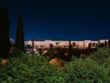 אמיל בוטה - ירושלים (מול החומות)