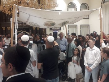 אוהל אברהם פסגת זאב – חתונה בבית כנסת בירושלים